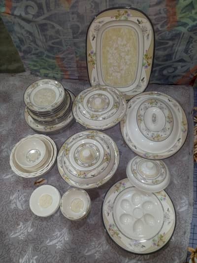 Dinner set GNM for sale in good condition