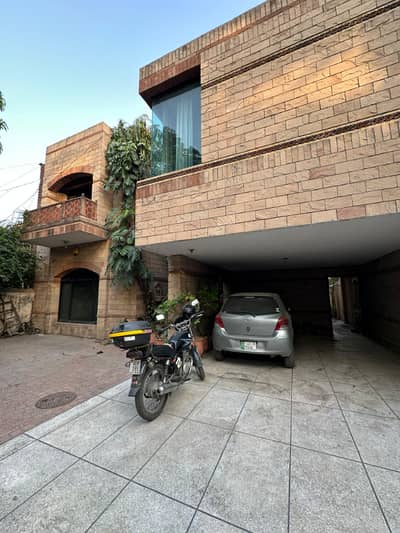 1 kanal beautiful stylish lower portion available for rent on main canal road johar town