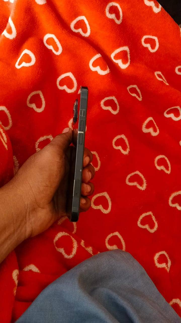 Apple iPhone 13 4