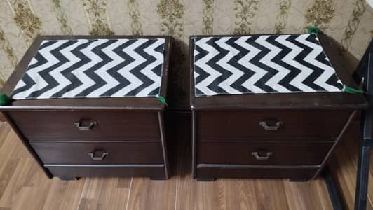 queen bed , side tables with matress