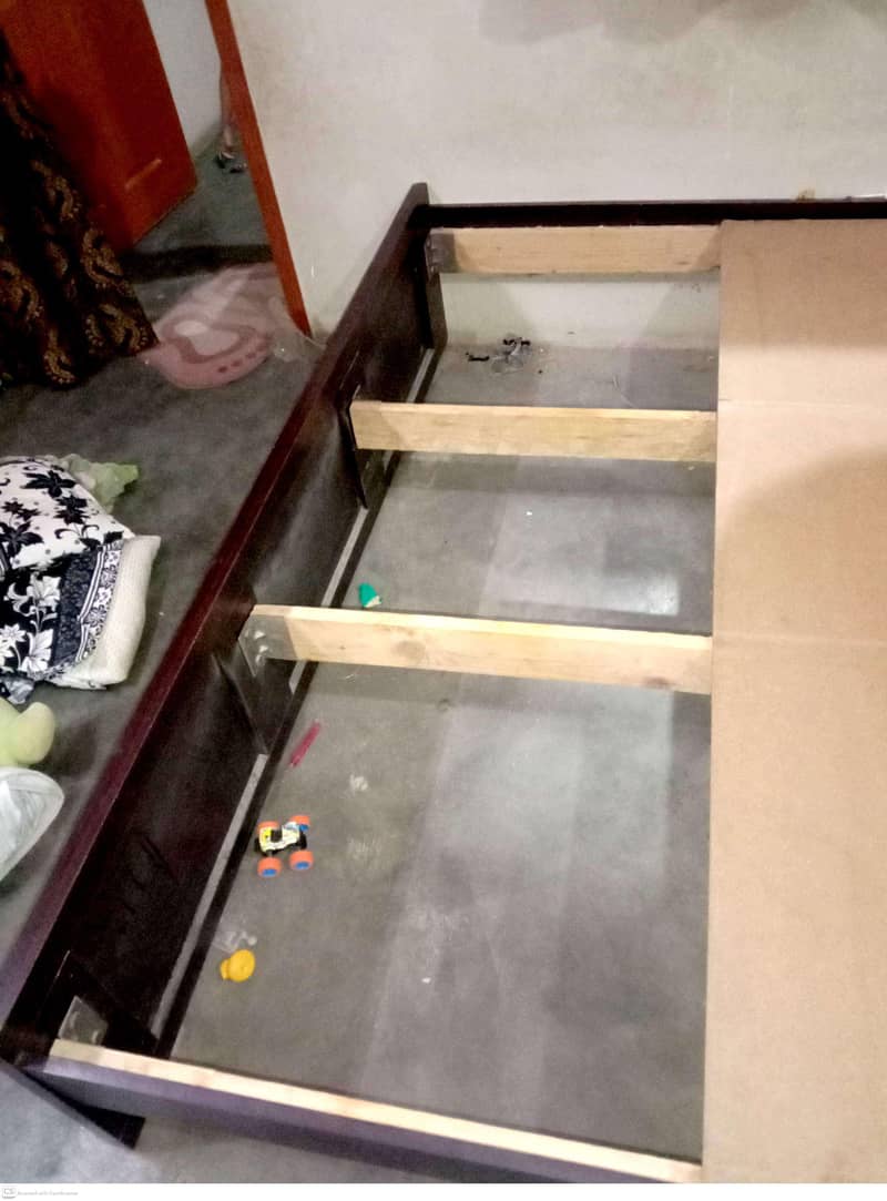 BED & Dining Table For Sell 1