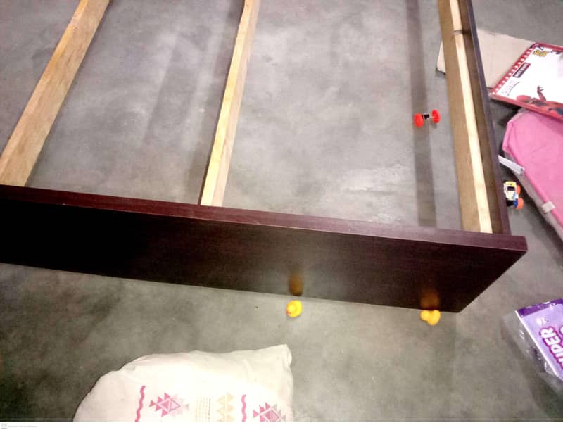 BED & Dining Table For Sell 8
