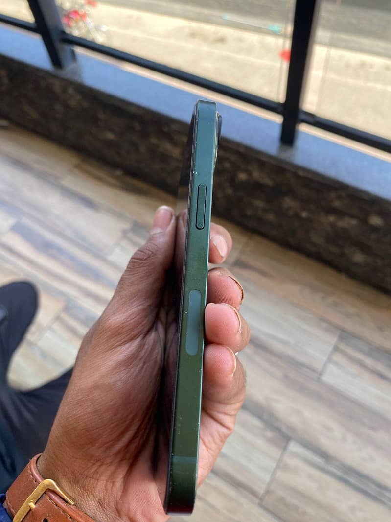 Apple iPhone 13 0