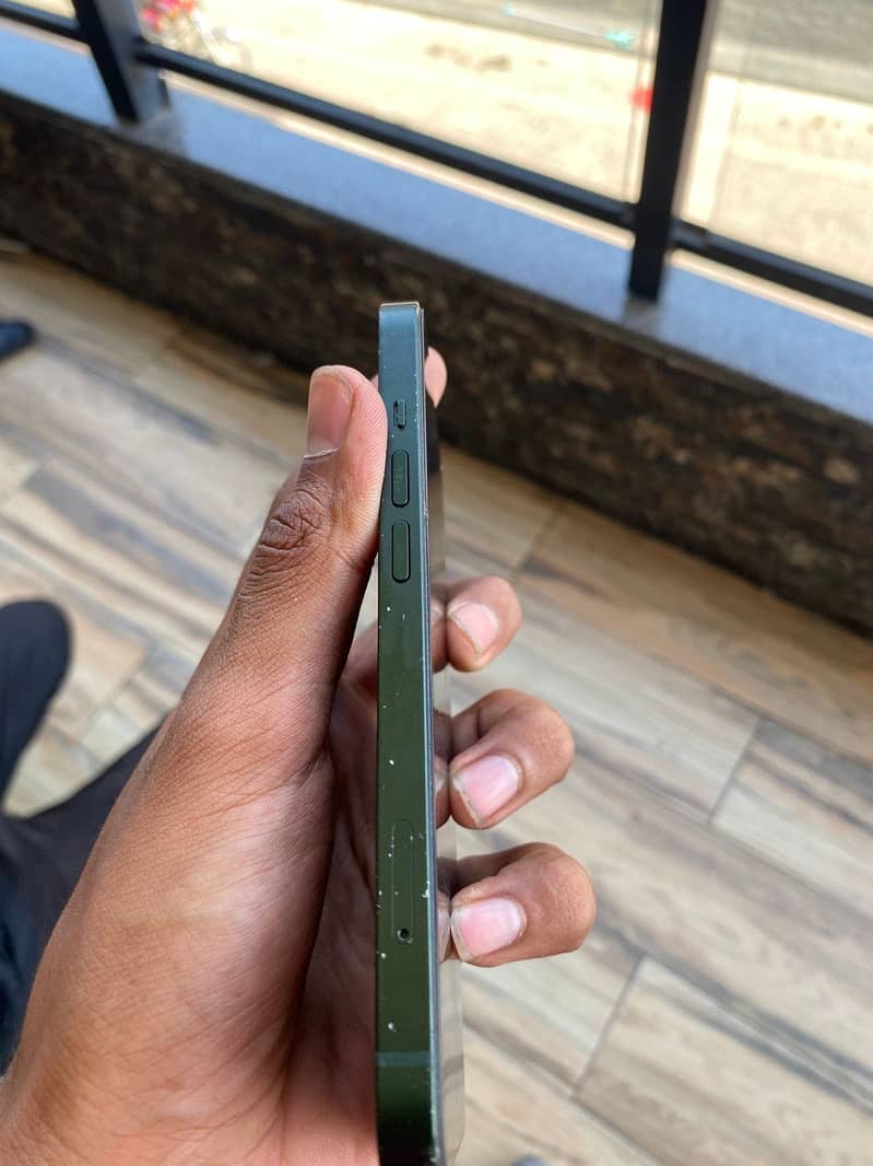 Apple iPhone 13 1