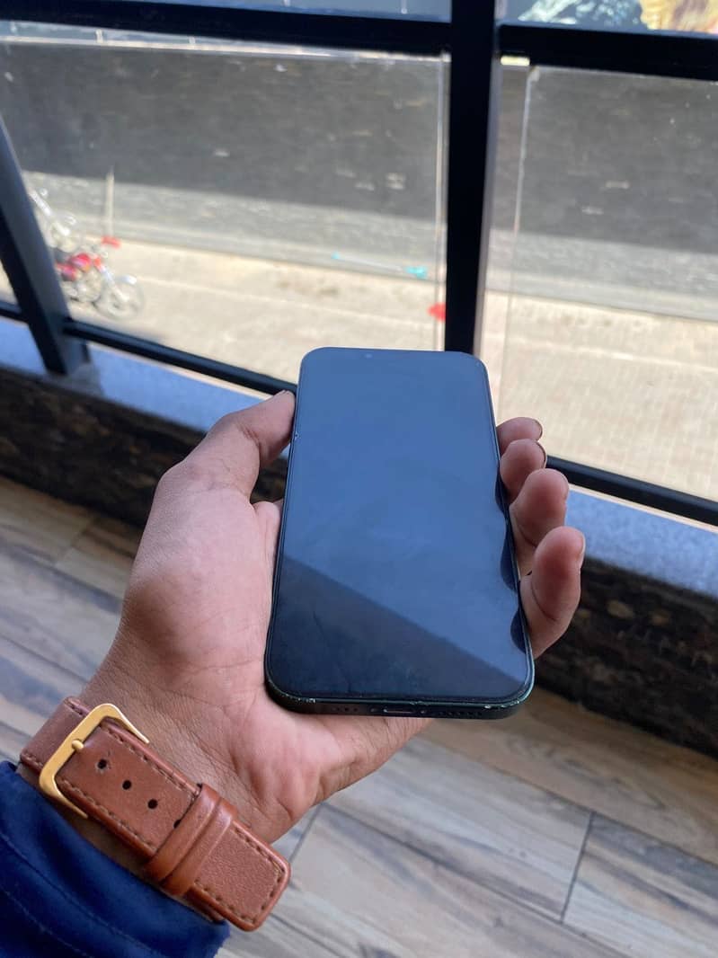 Apple iPhone 13 5