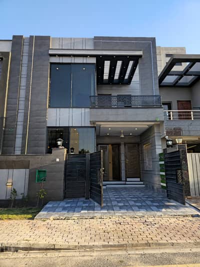 OWNER BUILD HOUSE A+ CONSTRUCTION MODERN STYLE 5 MARLA FOR SALE IN THE HEART OF BAHRIA TOWN LAHORE