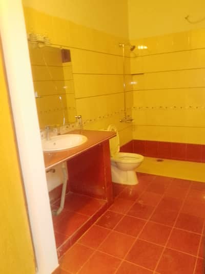 3 bed dd ground floor silent comm portion available for rent