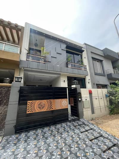 Lake City M7C 5 Marla House | Stylish Design | Ready To Move | Near Park
