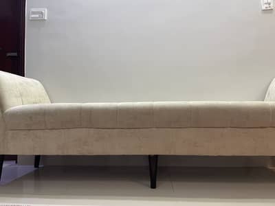 Elegant and modern Beige Color sofa set in excellent condition