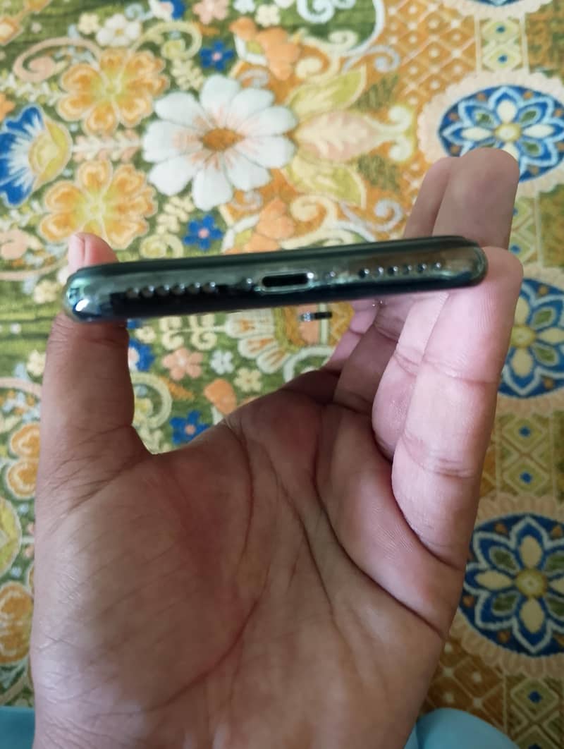Apple iPhone X 4