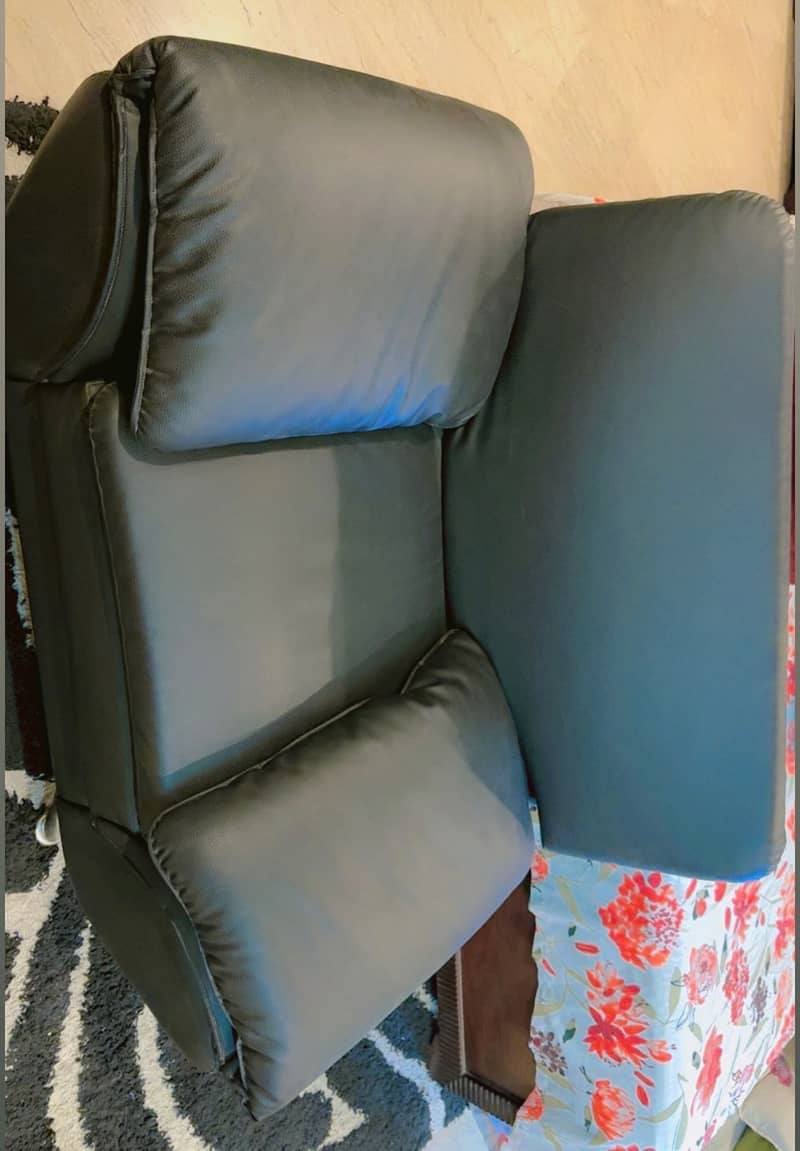 Black single couch 0