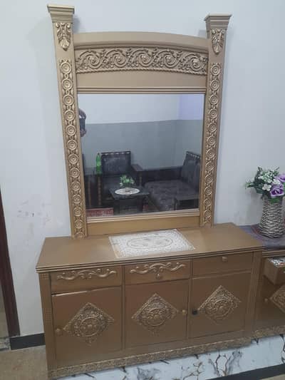 Dressing table with almari space in goos condition