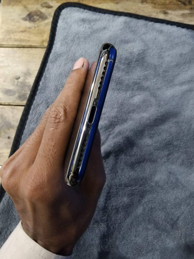 Apple iPhone X 4