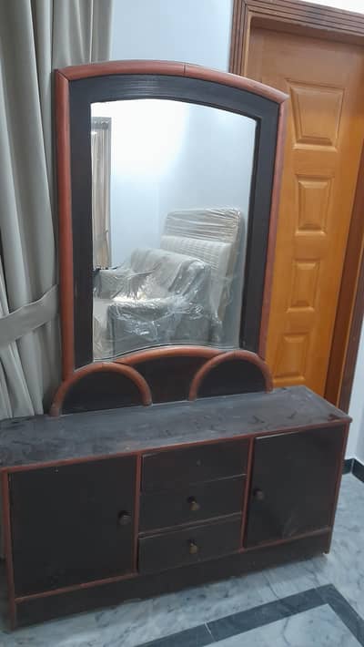 dressing  table with  drawers