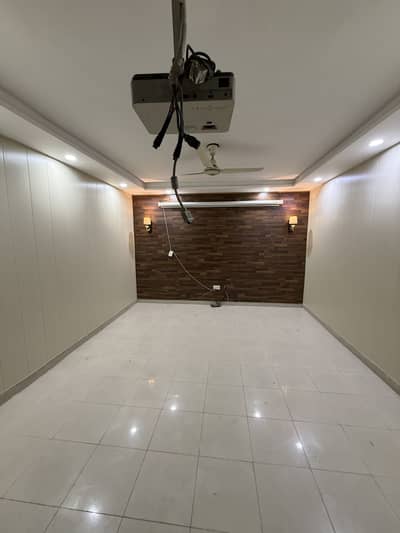 10 MARLA 4 BEDROOM HOUSE WITH BASEMENT FOR SALE