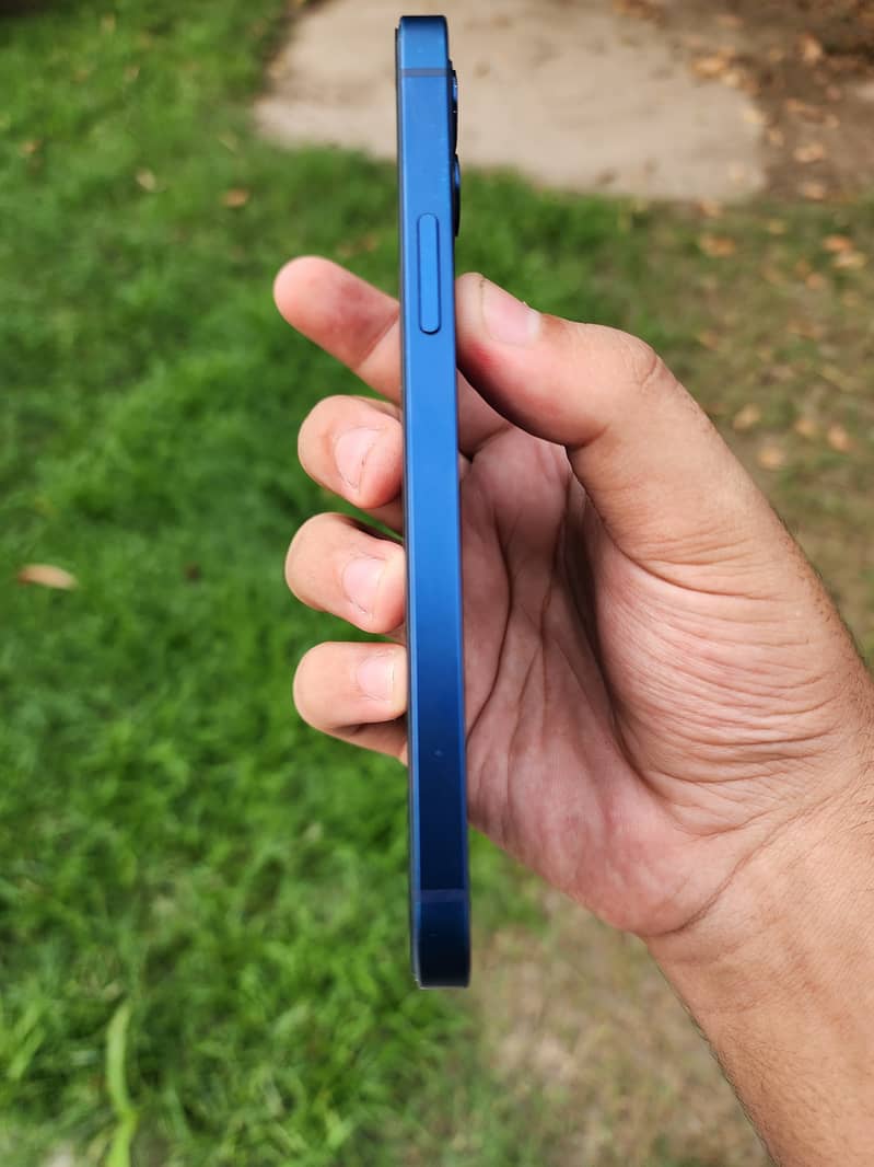Apple iPhone 12 4