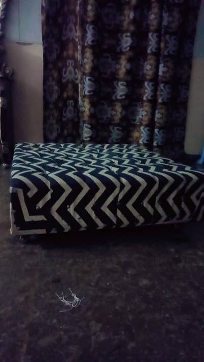 center tabel 4 wheel wood main hai poshish hua hai