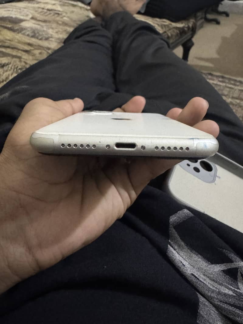 Apple iPhone 11 3
