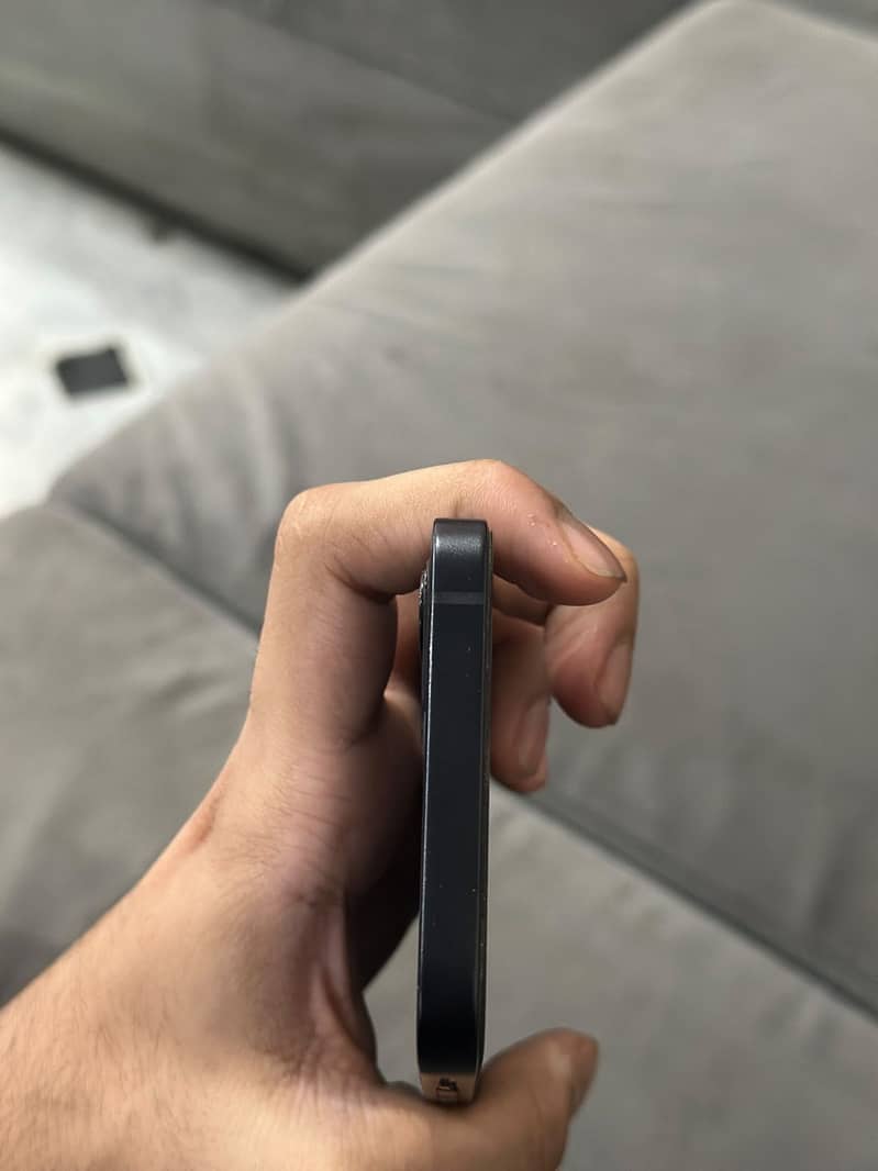 Apple iPhone 12 4