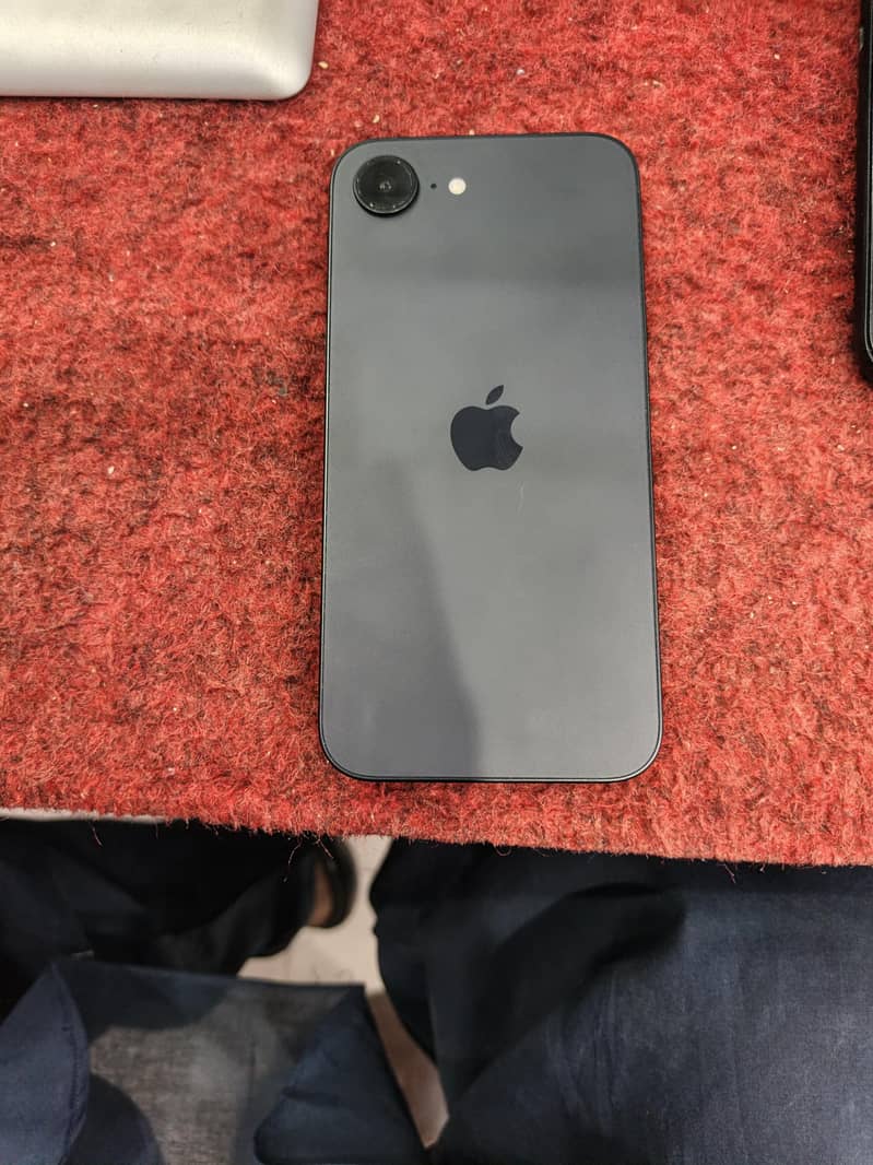 Apple iPhone 16e 0