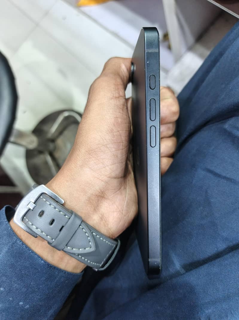 Apple iPhone 16e 1