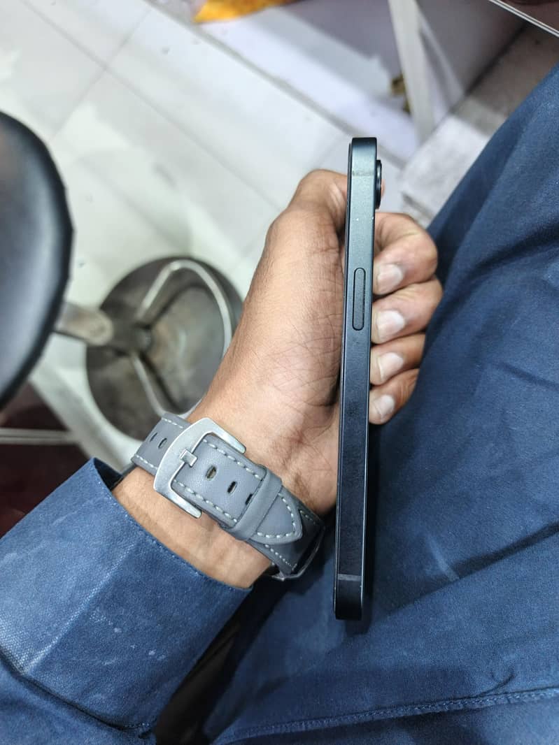 Apple iPhone 16e 2