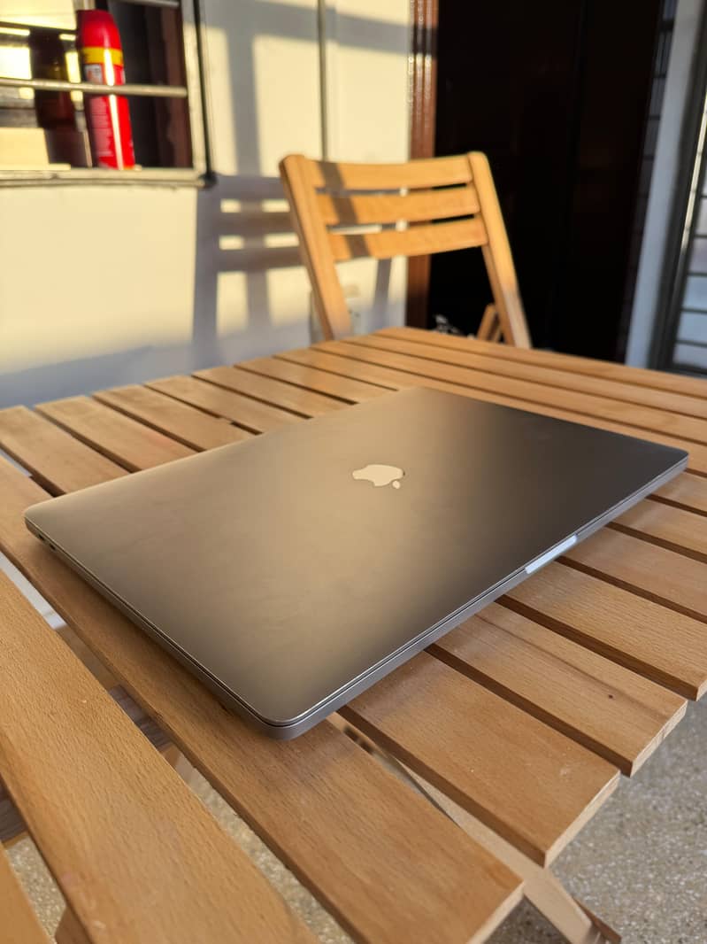 MAC BOOK PRO 1