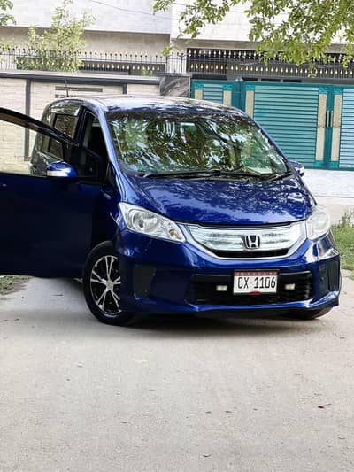 Honda Freed Hybrid 2013 Neat & Clean – Excellent Condition