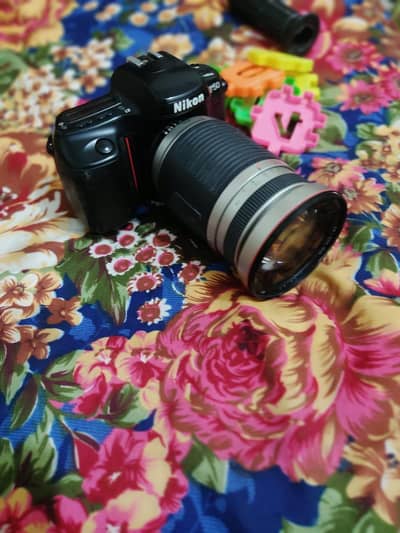 Nikon camera Ha Old Model Reel wala