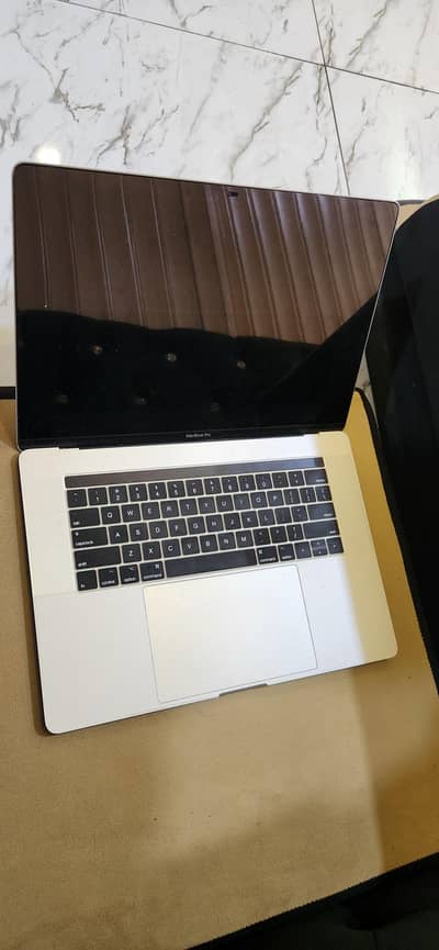 MMacbook Pro 2017 15 inch 16 gb Ram 512 SSD 4 GB Graphic Card