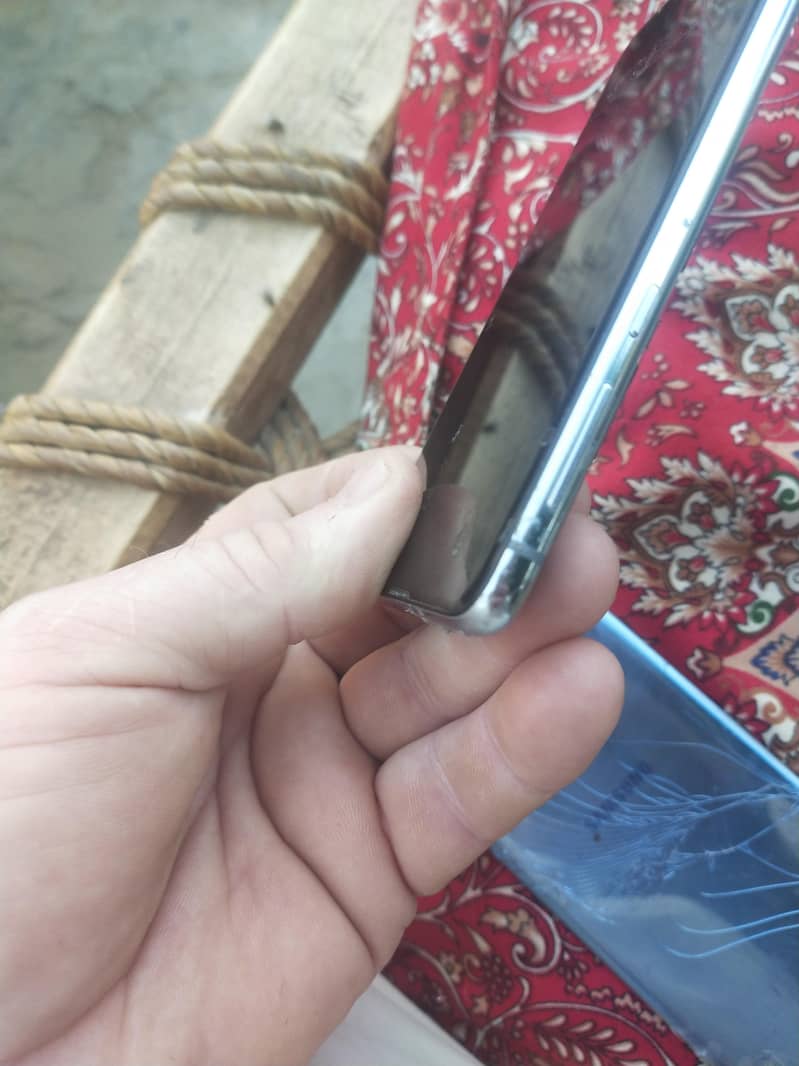 Samsung Mobile S10e 3