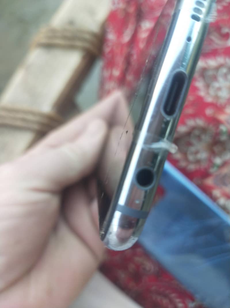 Samsung Mobile S10e 4