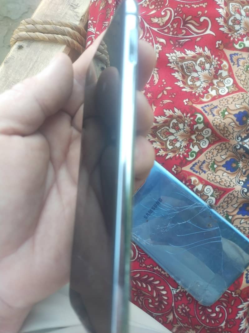 Samsung Mobile S10e 5