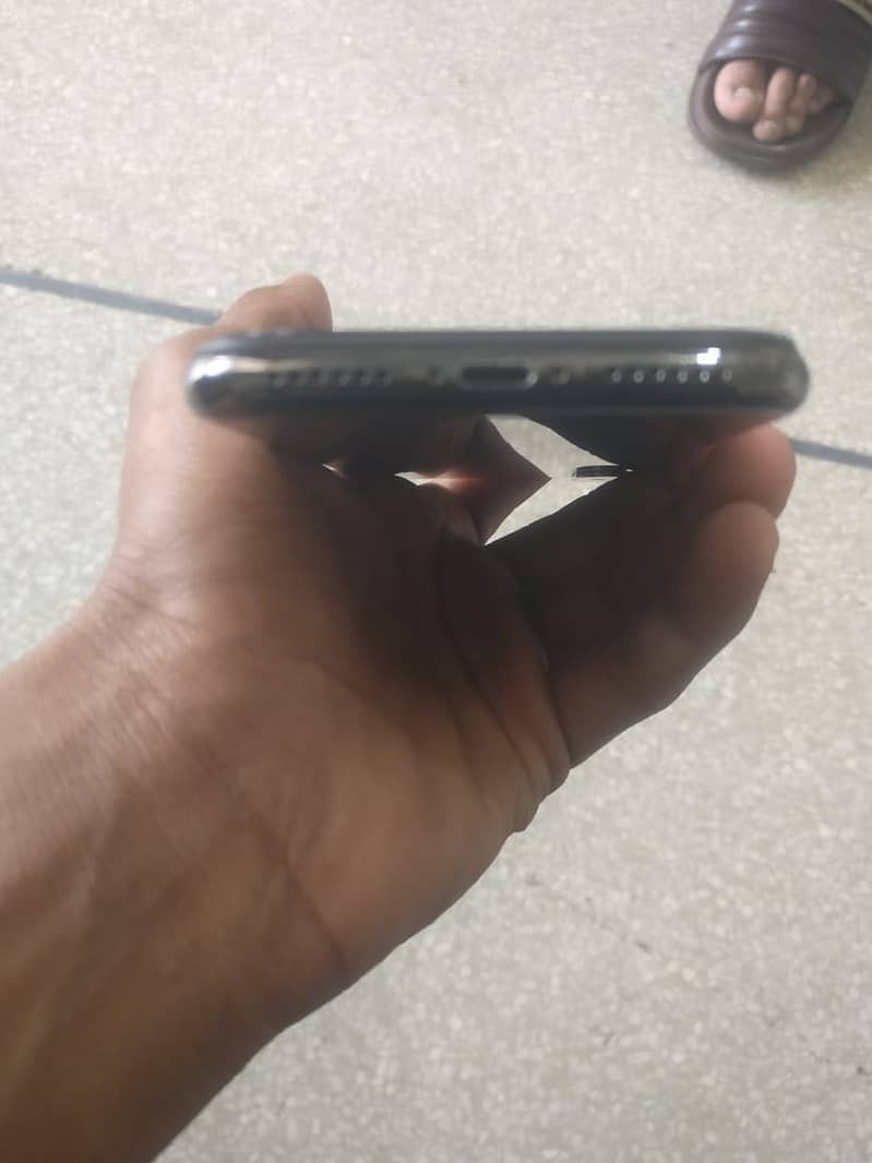 Apple iPhone X 4