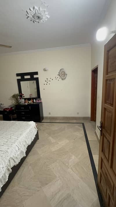 2 Bedrooms 1 Bath 2nd Floor for Rent Opposite Emporium Mall