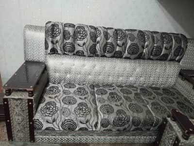 Jumbo 6 seater Sofa set with table urgent sale