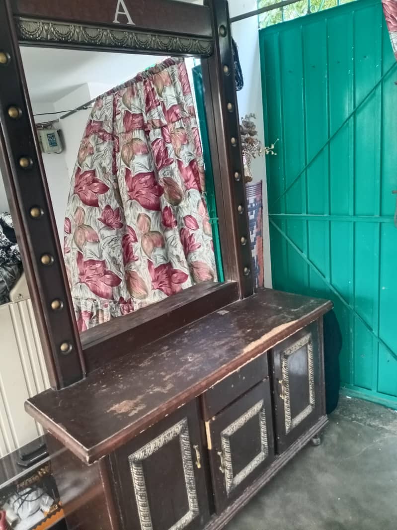 dressing table. . 0