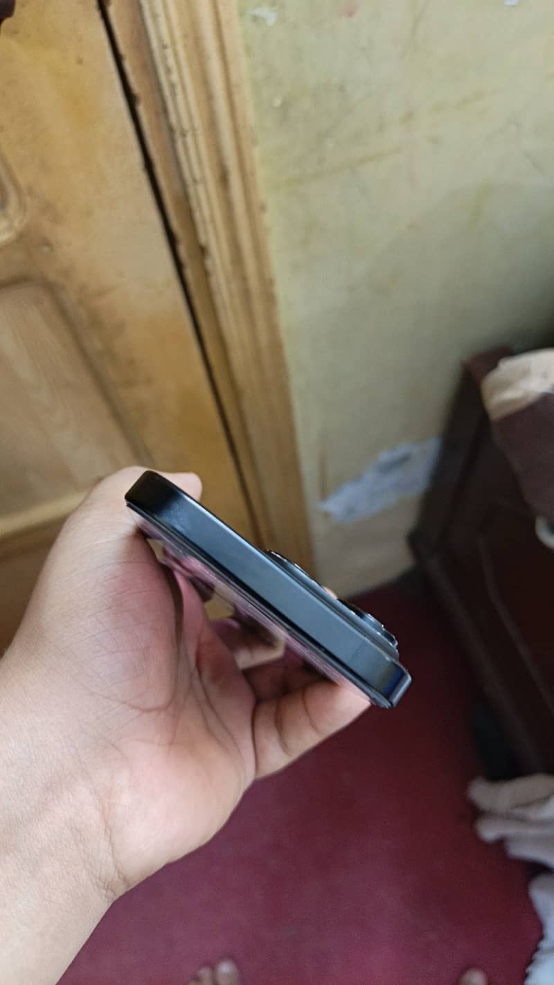 iPhone 16 pro 2