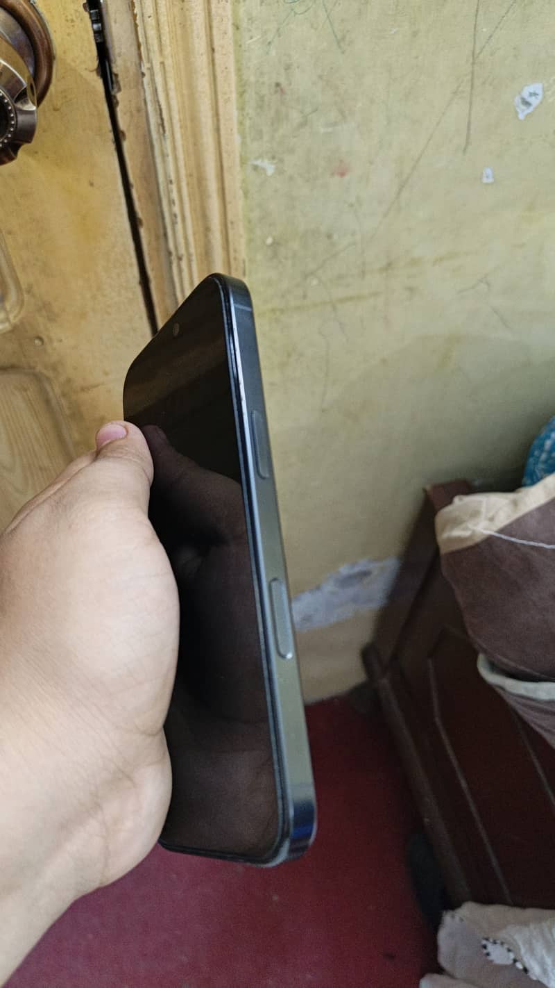 iPhone 16 pro 4