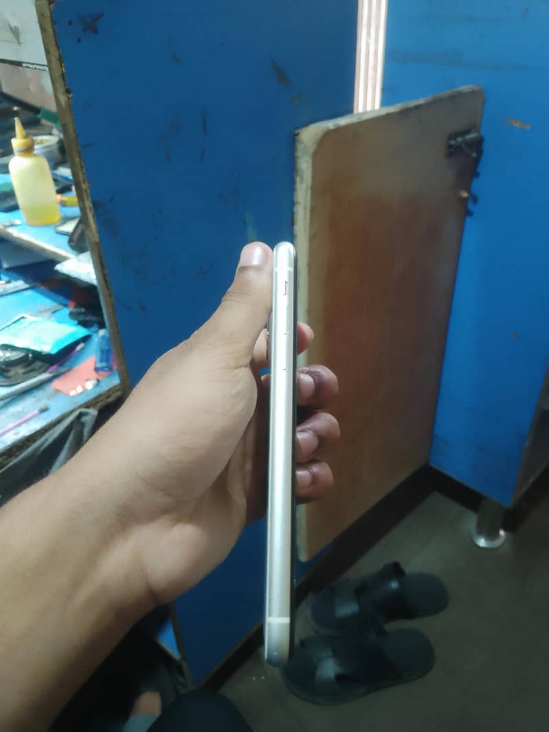 Apple iPhone 11 4