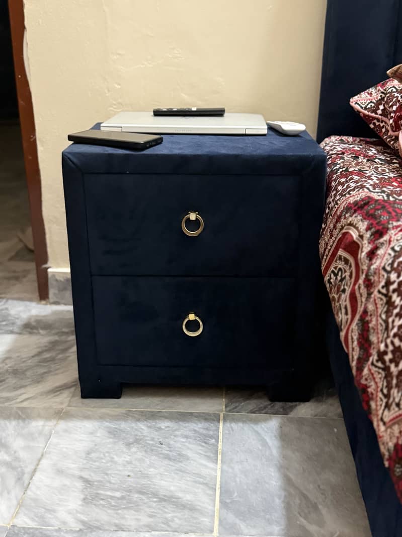 Bed with one side table 1