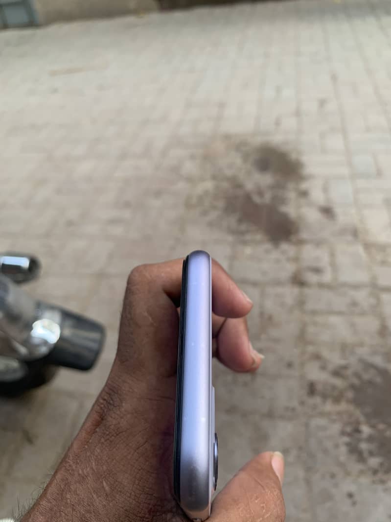 Apple iPhone 11 3