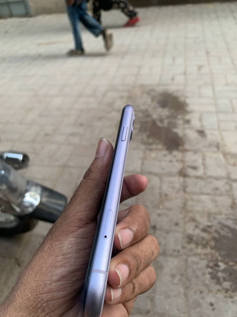 Apple iPhone 11 4