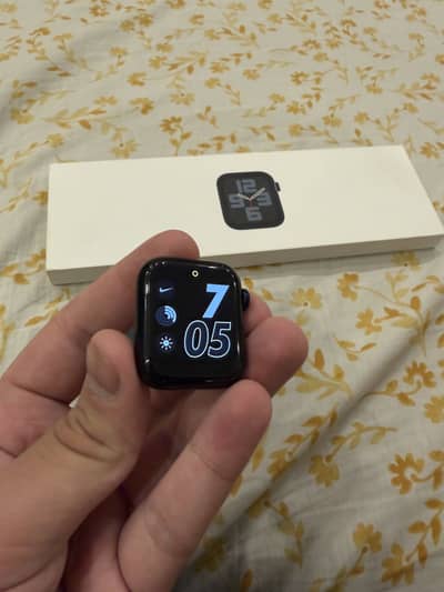 Apple watch SE 2 ( mint condition )
