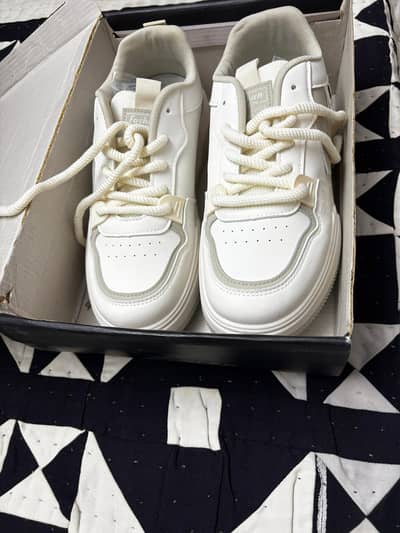 Branded unisex sneakers