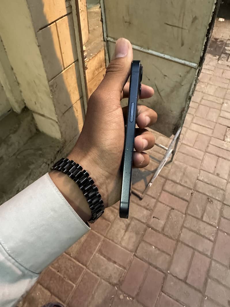 Apple iPhone 13 2