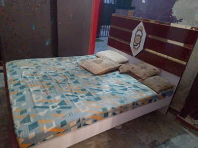 Queen size bed for urgent sale
