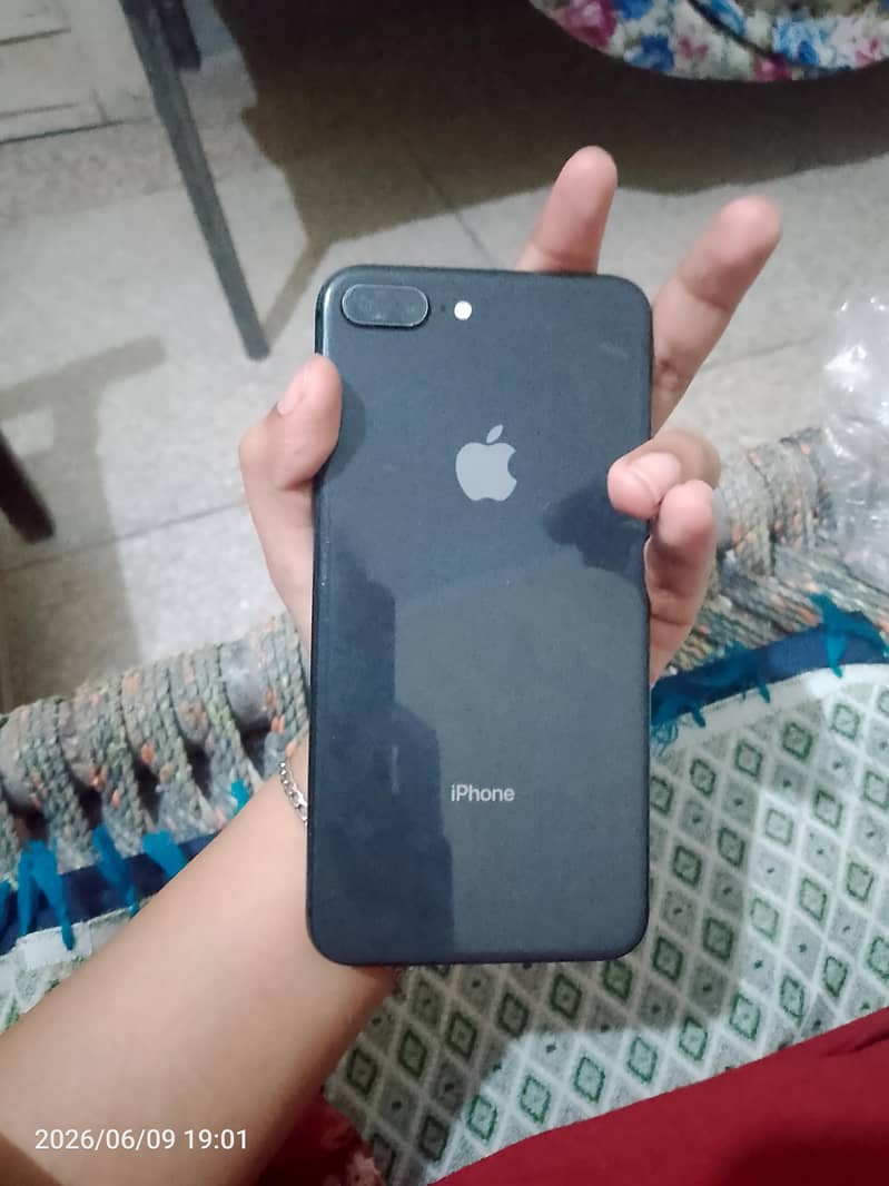 Apple iPhone 8 Plus 4