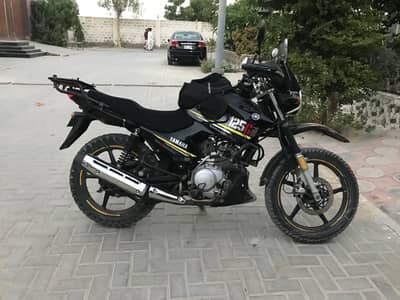 black Yamaha YBRG tour Adventure ready .