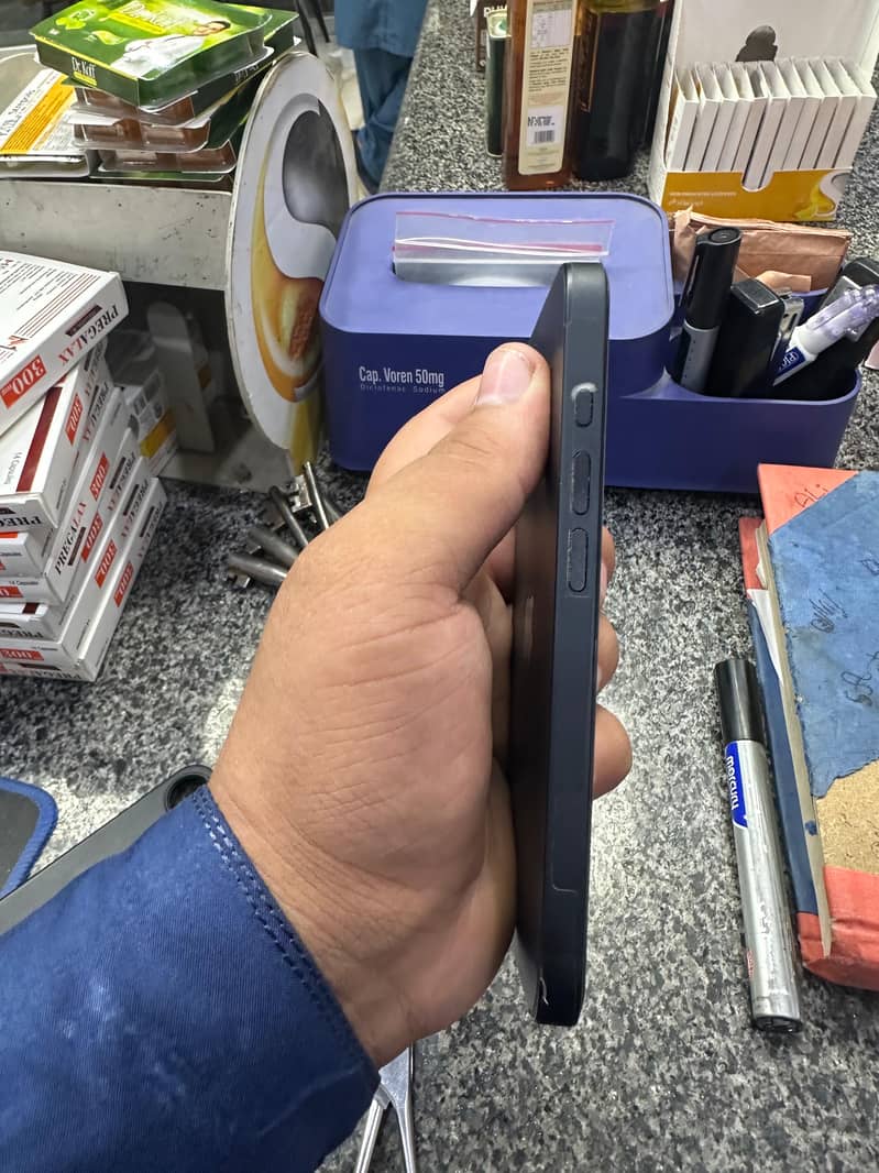 Apple iPhone 16e 0